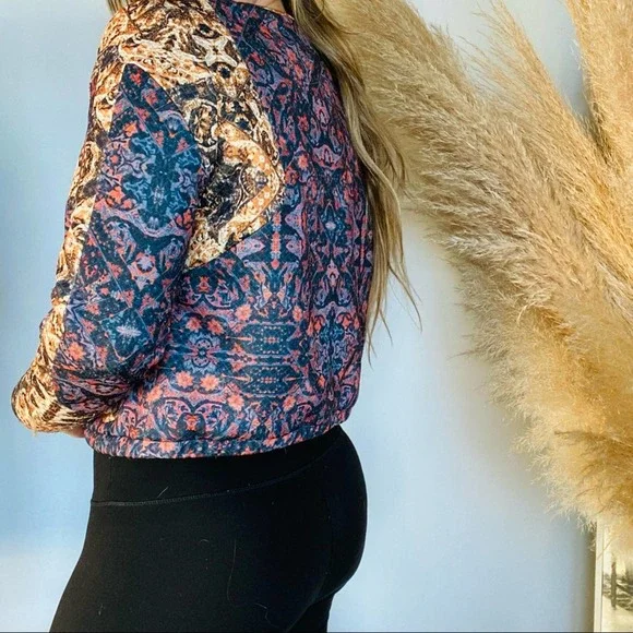 H&M Quilted Printed Blue Gold Tan Zipper Pocket Cropped Moto Bomber Jacket 8 - Picture 3 of 9